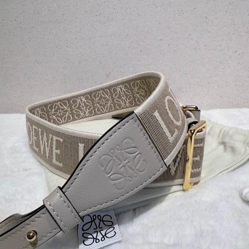 Loewe✨棕色金扣浮雕釦字母LOGO提花織物拼牛皮革寬肩帶-2