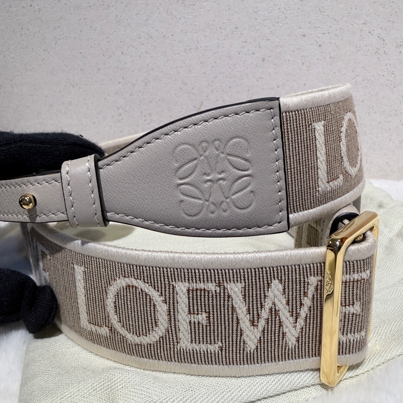 Loewe✨棕色金扣浮雕釦字母LOGO提花織物拼牛皮革寬肩帶-3