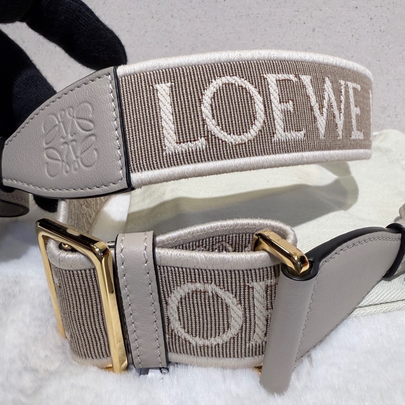 Loewe✨棕色金扣浮雕釦字母LOGO提花織物拼牛皮革寬肩帶-4