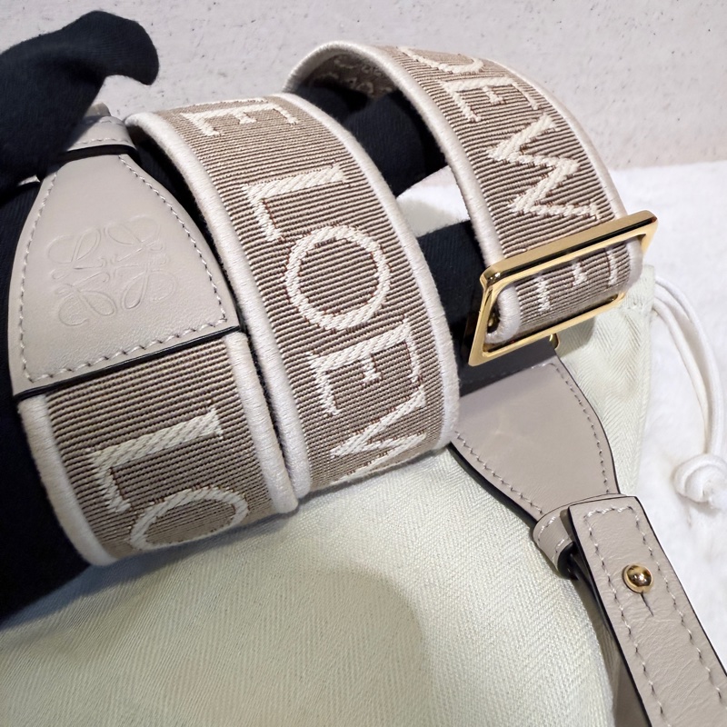 Loewe✨棕色金扣浮雕釦字母LOGO提花織物拼牛皮革寬肩帶-7