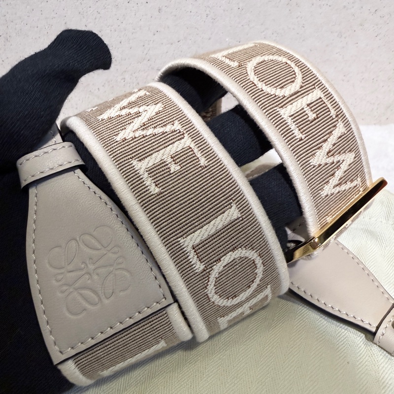 Loewe✨棕色金扣浮雕釦字母LOGO提花織物拼牛皮革寬肩帶-9