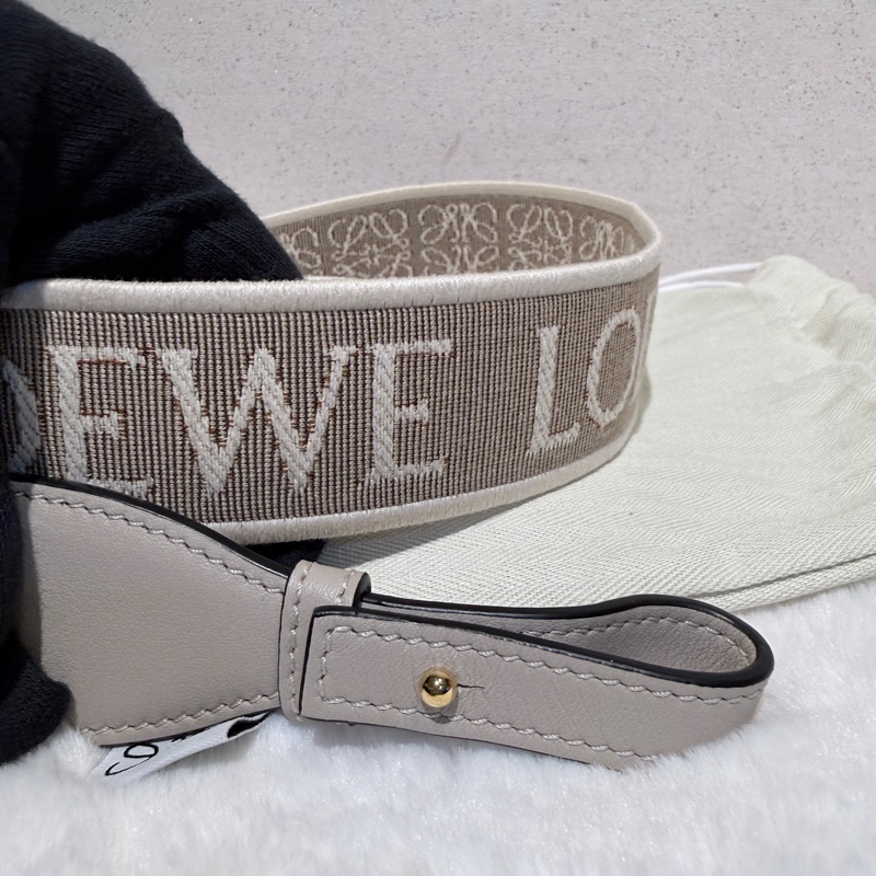 Loewe✨棕色金扣浮雕釦字母LOGO提花織物拼牛皮革寬肩帶-11