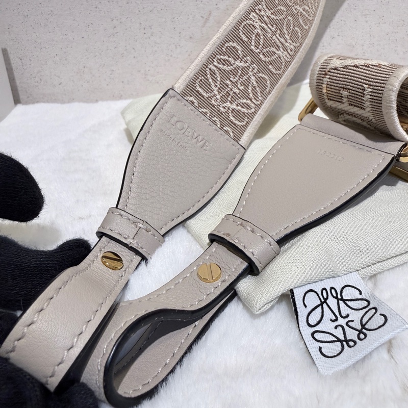 Loewe✨棕色金扣浮雕釦字母LOGO提花織物拼牛皮革寬肩帶-12