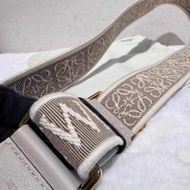 Loewe✨棕色金扣浮雕釦字母LOGO提花織物拼牛皮革寬肩帶-13