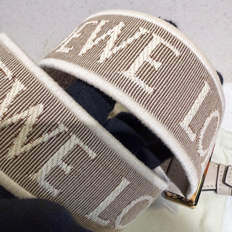 Loewe✨棕色金扣浮雕釦字母LOGO提花織物拼牛皮革寬肩帶-16