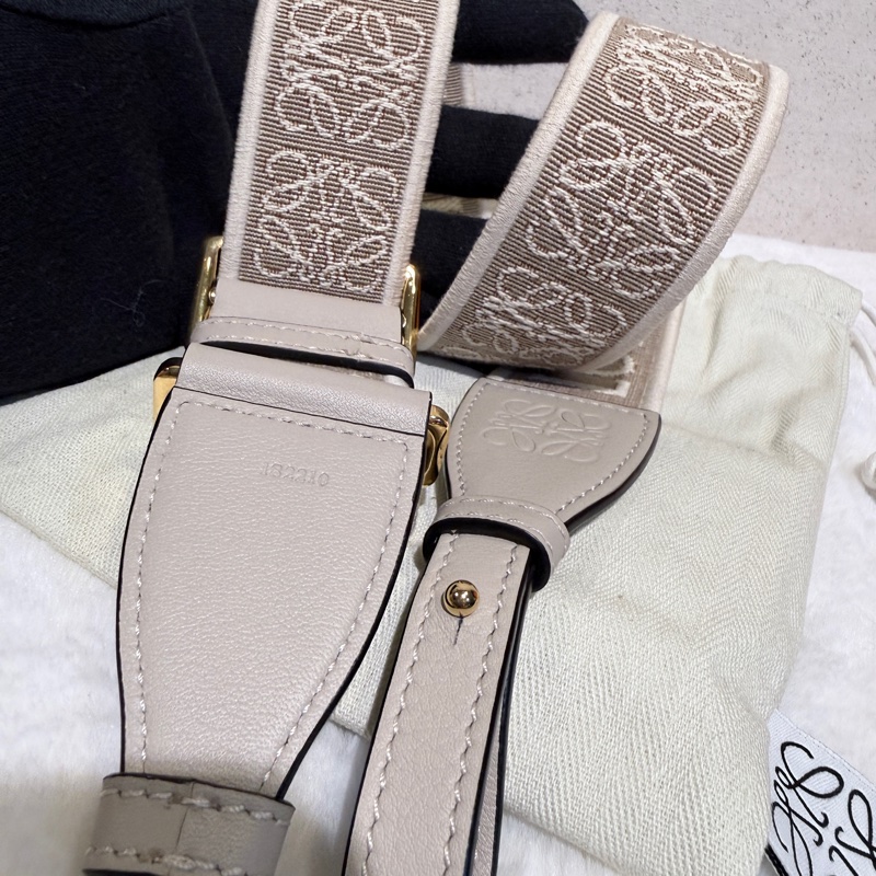 Loewe✨棕色金扣浮雕釦字母LOGO提花織物拼牛皮革寬肩帶-17