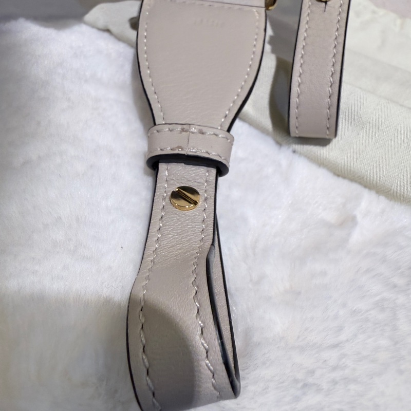 Loewe✨棕色金扣浮雕釦字母LOGO提花織物拼牛皮革寬肩帶-18