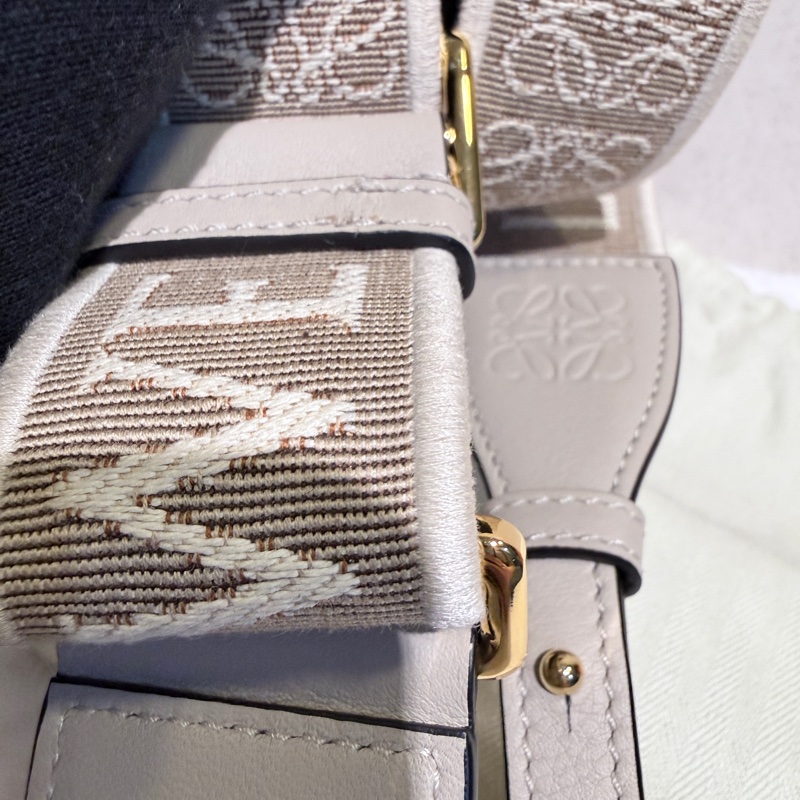 Loewe✨棕色金扣浮雕釦字母LOGO提花織物拼牛皮革寬肩帶-22