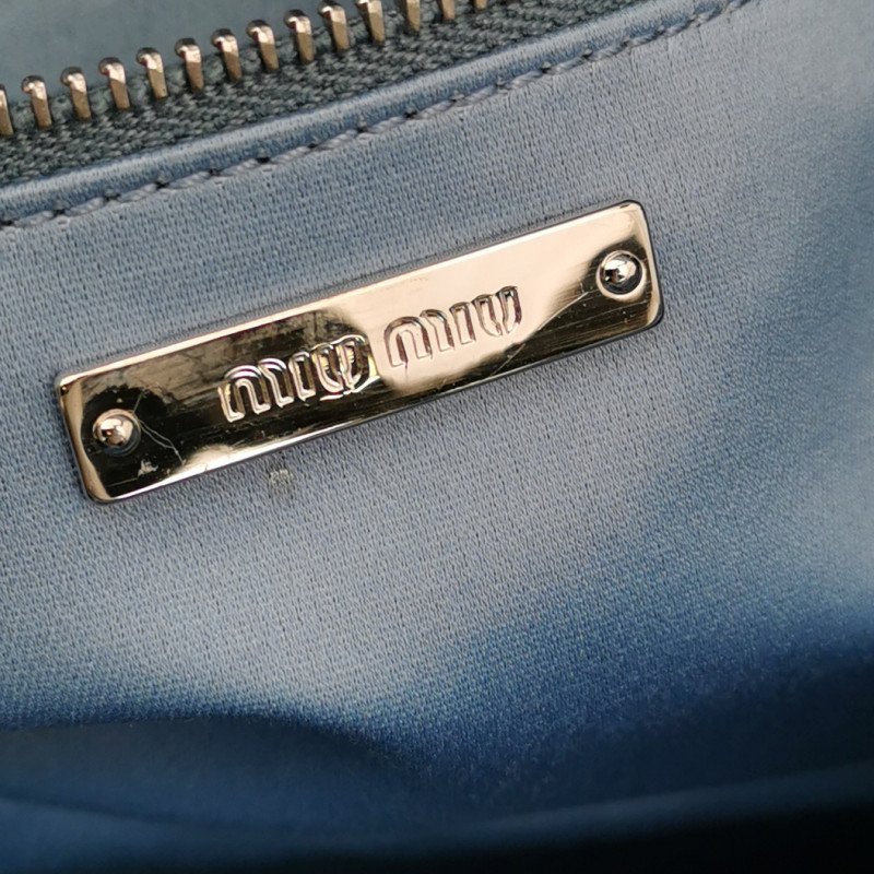 Miu Miu Miu Crystal 系列純色金屬扣珩縫鑽飾單肩包-7