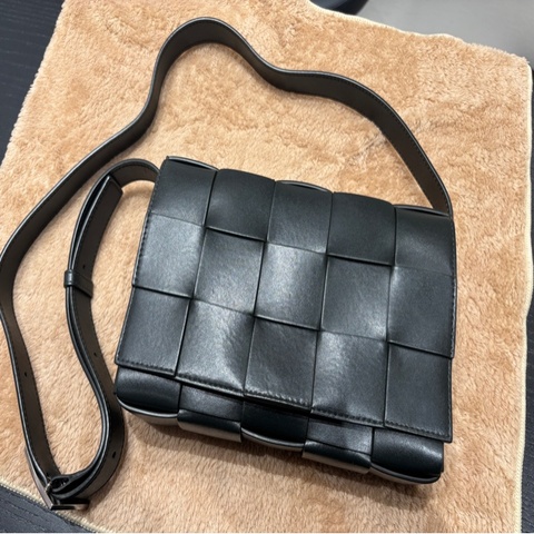 BOTTEGA VENETA Cassette 15格編織小牛皮包