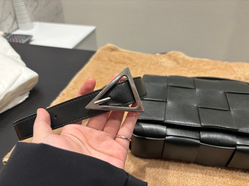 BOTTEGA VENETA Cassette 15格編織小牛皮包-1