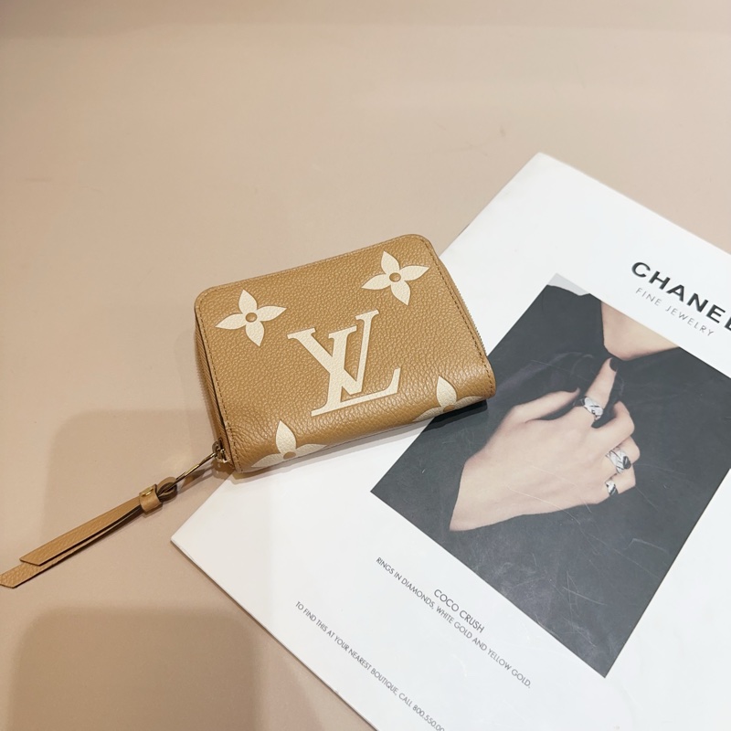 LV 粉橘拼奶油色牛皮金釦4卡ㄇ拉零錢包-1