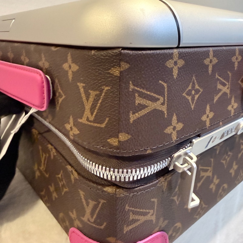 Louis Vuitton✨LV M46780 Horizon 老花行李箱登機箱55cm 玫紅皮 芯片款-14