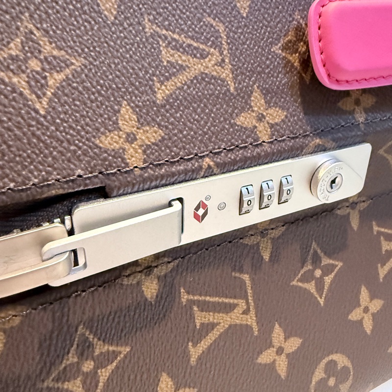 Louis Vuitton✨LV M46780 Horizon 老花行李箱登機箱55cm 玫紅皮 芯片款-16