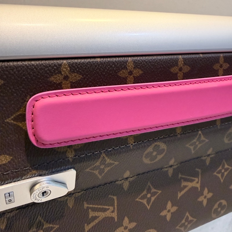 Louis Vuitton✨LV M46780 Horizon 老花行李箱登機箱55cm 玫紅皮 芯片款-17