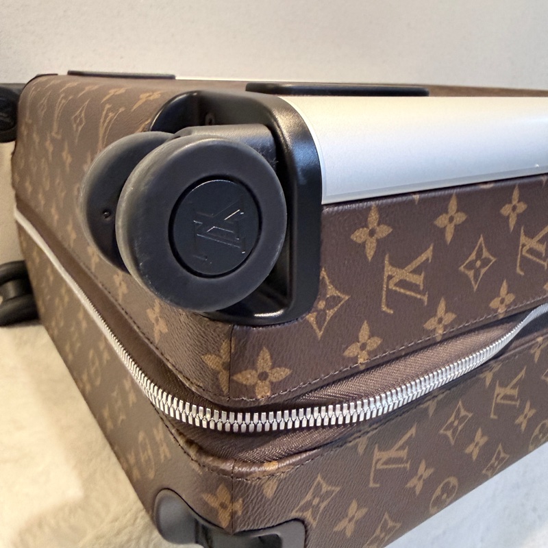 Louis Vuitton✨LV M46780 Horizon 老花行李箱登機箱55cm 玫紅皮 芯片款-23