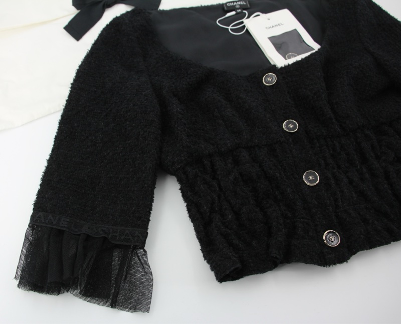 Chanel 2025/26秋冬系列羊毛斜紋軟呢與棉質黑色薄紗短袖上衣-1