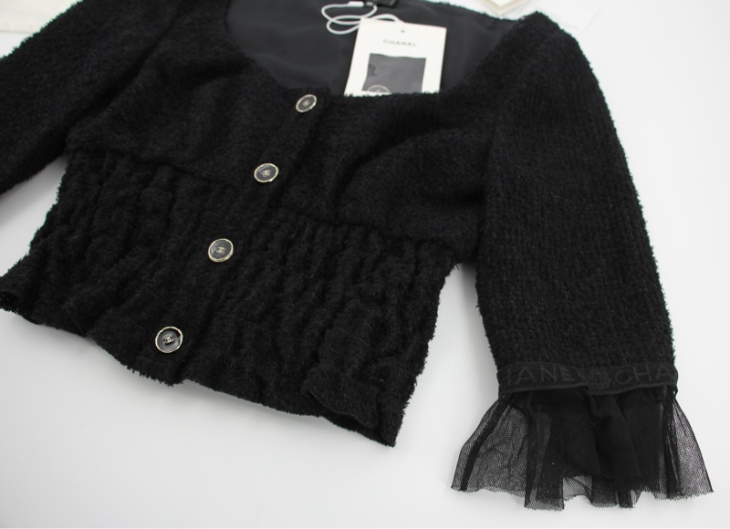 Chanel 2025/26秋冬系列羊毛斜紋軟呢與棉質黑色薄紗短袖上衣-2
