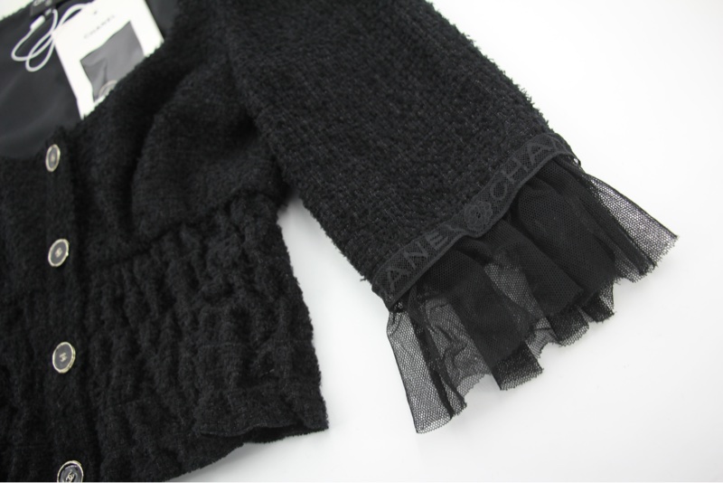 Chanel 2025/26秋冬系列羊毛斜紋軟呢與棉質黑色薄紗短袖上衣-3