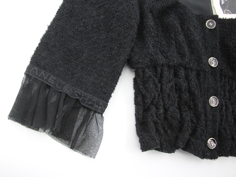 Chanel 2025/26秋冬系列羊毛斜紋軟呢與棉質黑色薄紗短袖上衣-4