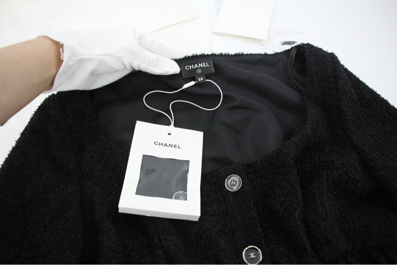 Chanel 2025/26秋冬系列羊毛斜紋軟呢與棉質黑色薄紗短袖上衣-7