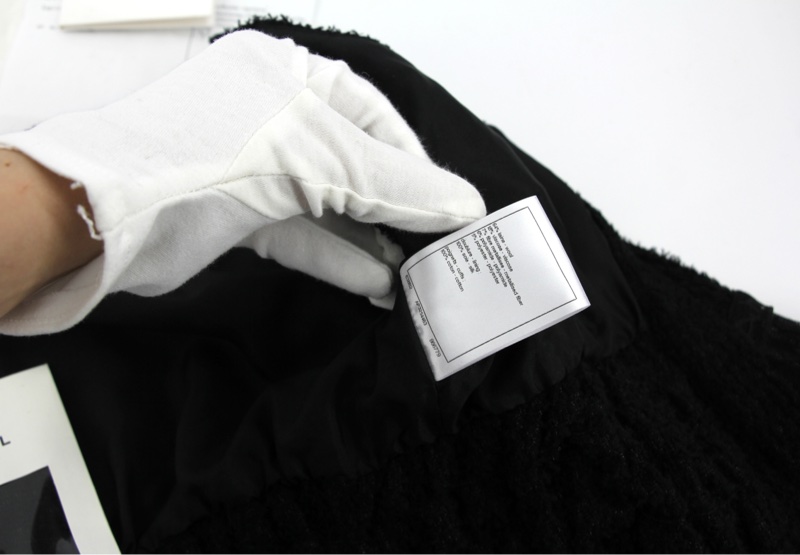 Chanel 2025/26秋冬系列羊毛斜紋軟呢與棉質黑色薄紗短袖上衣-11