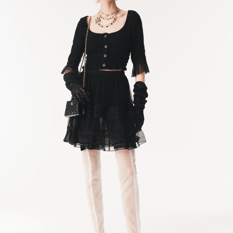 Chanel 2025/26秋冬系列羊毛斜紋軟呢與棉質黑色薄紗短袖上衣-15