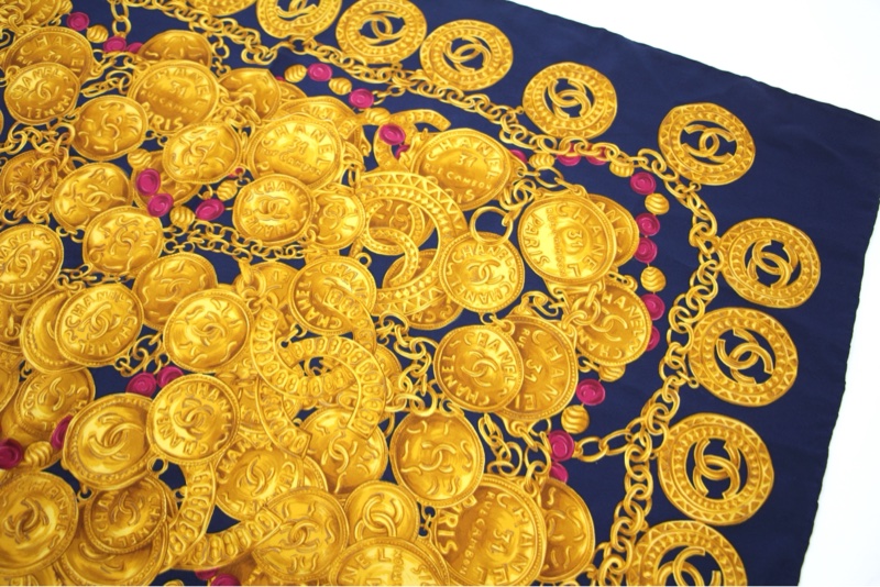 Chanel 100% 真絲海軍藍色鏈條+金色硬幣圖案大絲巾-1