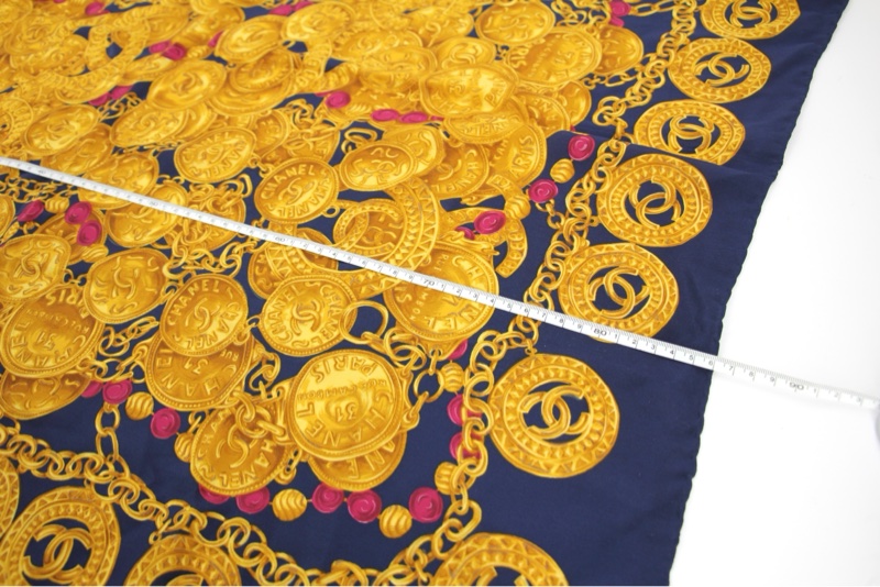 Chanel 100% 真絲海軍藍色鏈條+金色硬幣圖案大絲巾-11