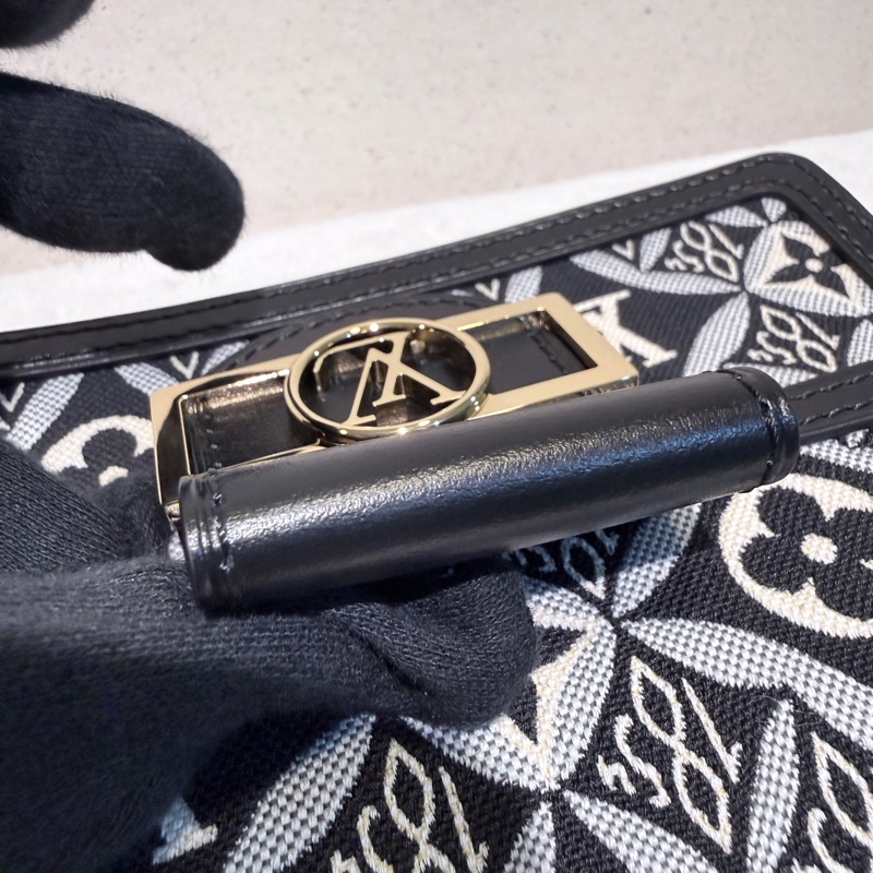 Louis Vuitton✨LV黑白刺繡1854達芙妮woc鏈條包 芯片-14