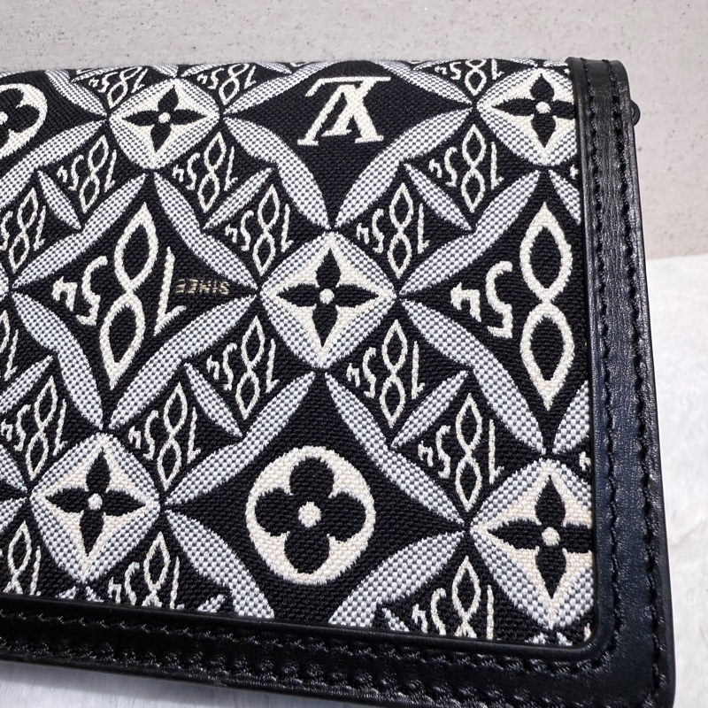Louis Vuitton✨LV黑白刺繡1854達芙妮woc鏈條包 芯片-17