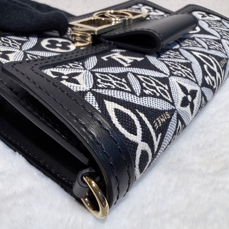 Louis Vuitton✨LV黑白刺繡1854達芙妮woc鏈條包 芯片-21