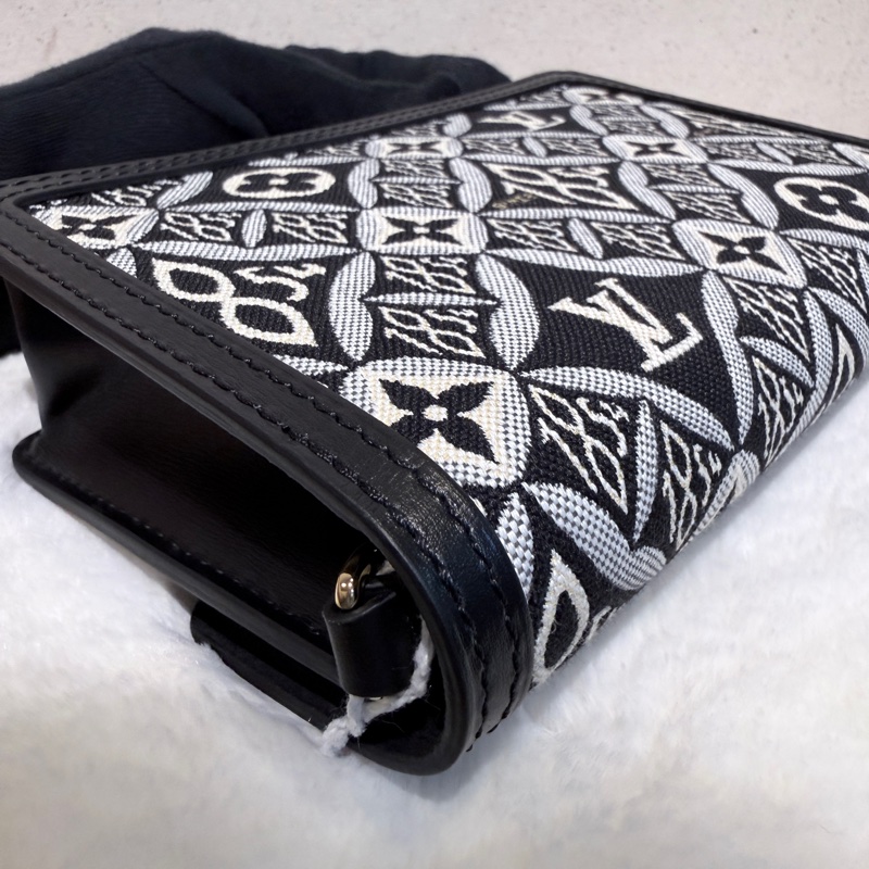 Louis Vuitton✨LV黑白刺繡1854達芙妮woc鏈條包 芯片-23