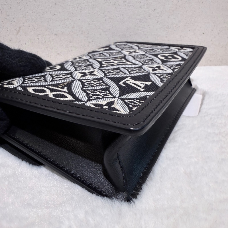 Louis Vuitton✨LV黑白刺繡1854達芙妮woc鏈條包 芯片-25