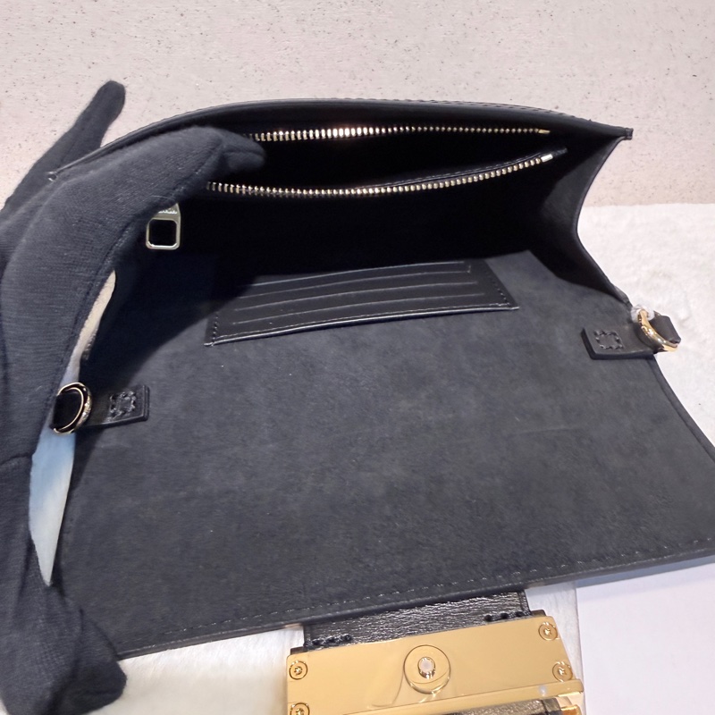 Louis Vuitton✨LV黑白刺繡1854達芙妮woc鏈條包 芯片-28