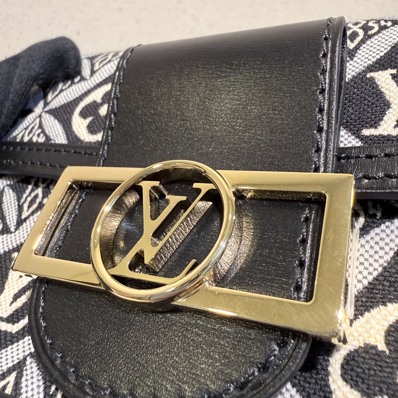 Louis Vuitton✨LV黑白刺繡1854達芙妮woc鏈條包 芯片-32