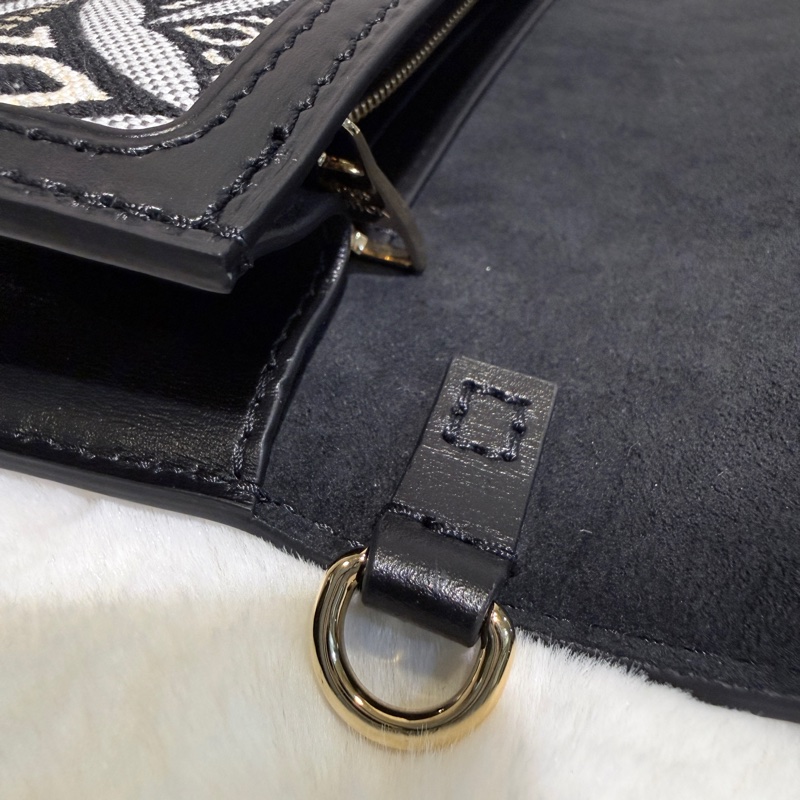 Louis Vuitton✨LV黑白刺繡1854達芙妮woc鏈條包 芯片-36