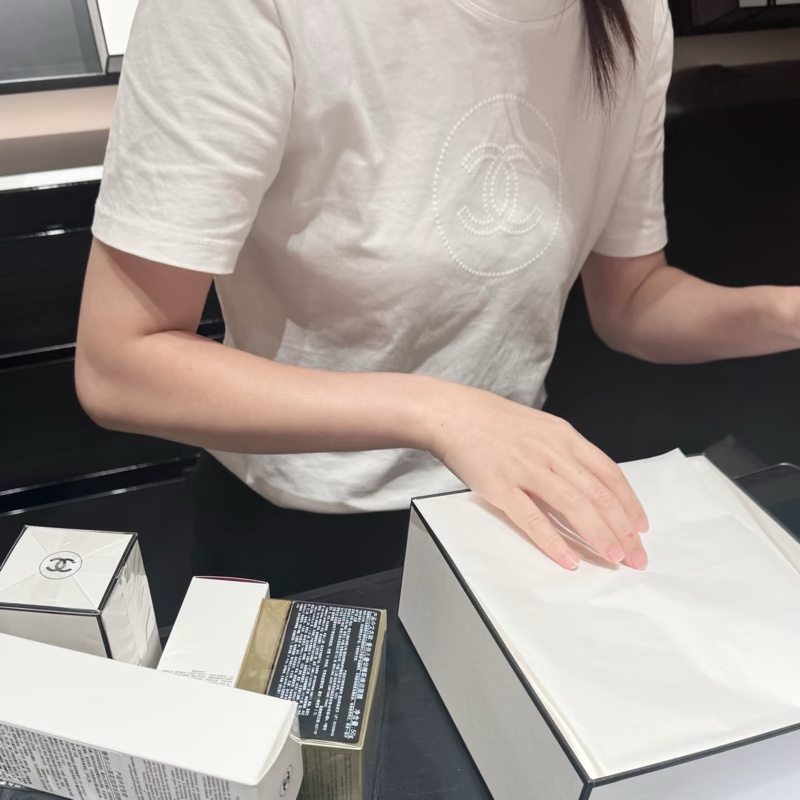 Chanel 員工 t-shirt S號 白色 胸口燙珠-1