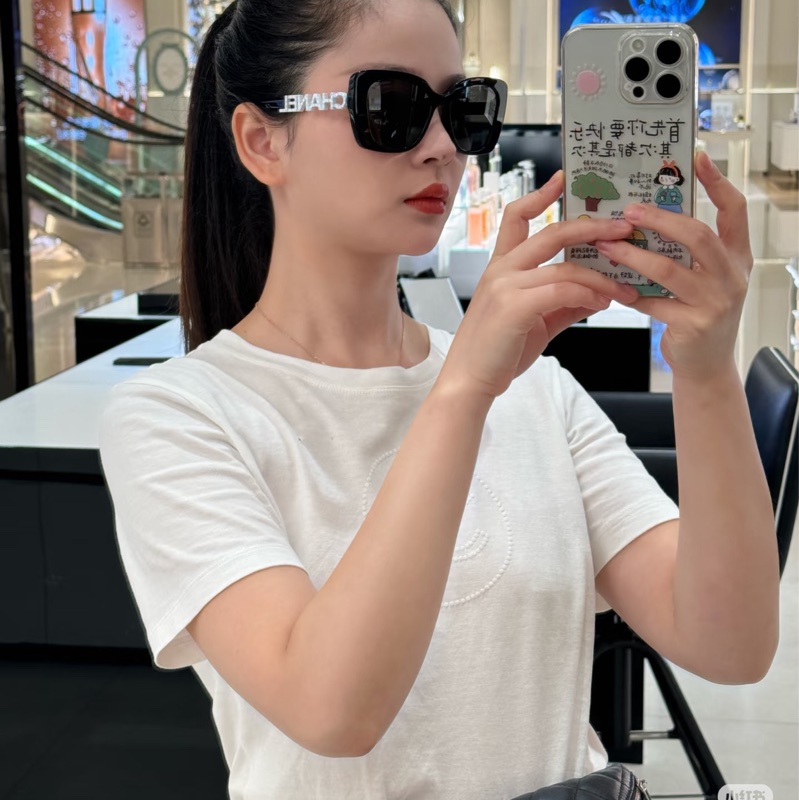 Chanel 員工 t-shirt S號 白色 胸口燙珠-4