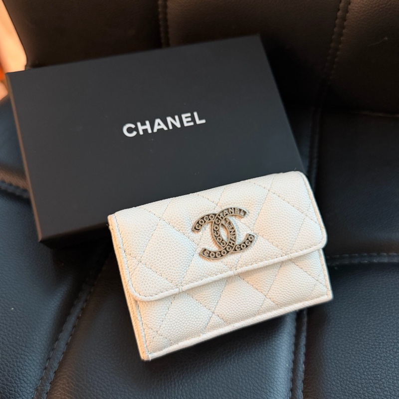 CHANEL 鏤空logo奶白色錢包 三折短夾 🤍-0