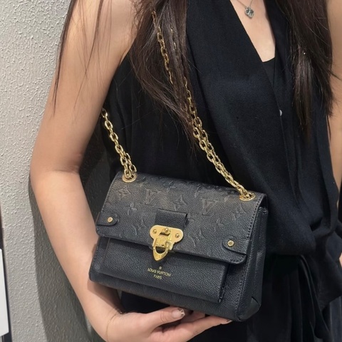 Lv 芯片款 vavin 黑金鍊條包 經典牛皮壓紋老花配色 金色五金 20*14.5*8  98新配件購證 塵袋 盒子