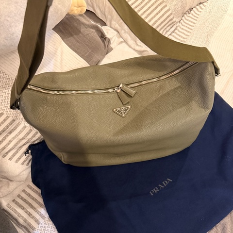 Prada皮革肩背袋 墨綠色 貨號2VH185