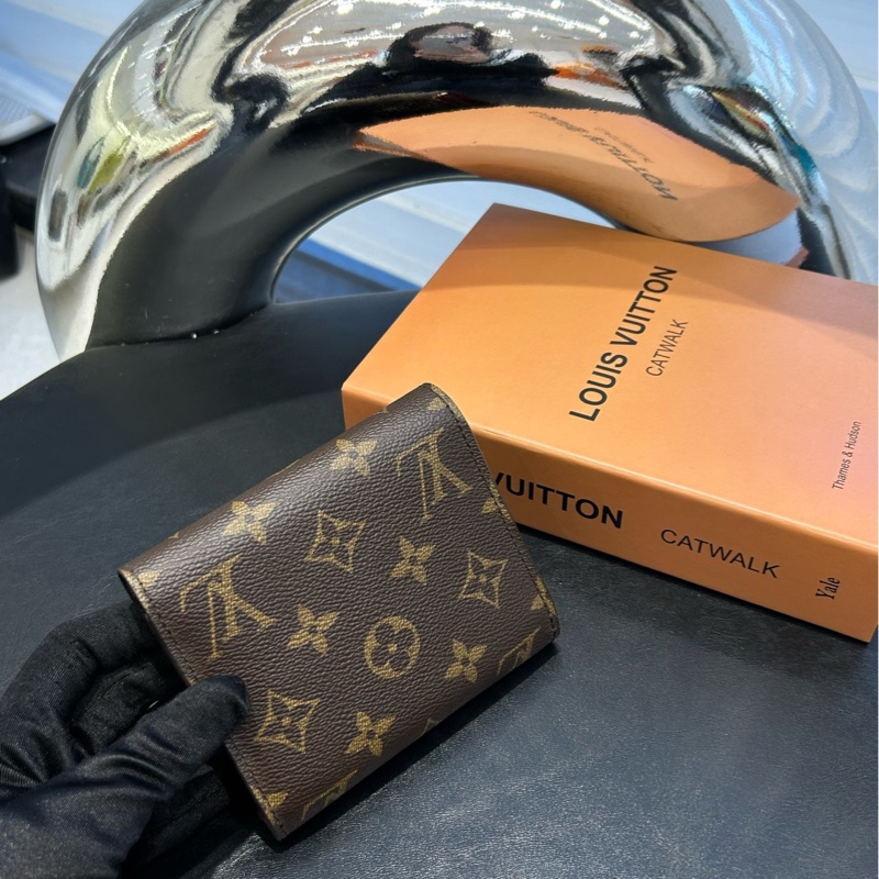 LouisVuitton老花經典款錢包 內拼紅色 經典老花 永不過時 三折款 容量很大-2