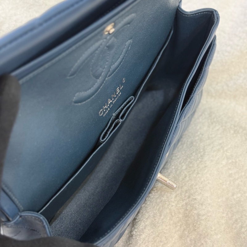 (全新存放🆕膠膜未撕）Chanel coco25 深藍 羊皮 專櫃三十七萬-14