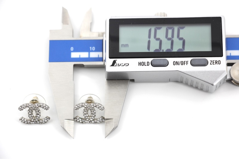 Chanel B18S水鑽經典銀色CC耳環-12