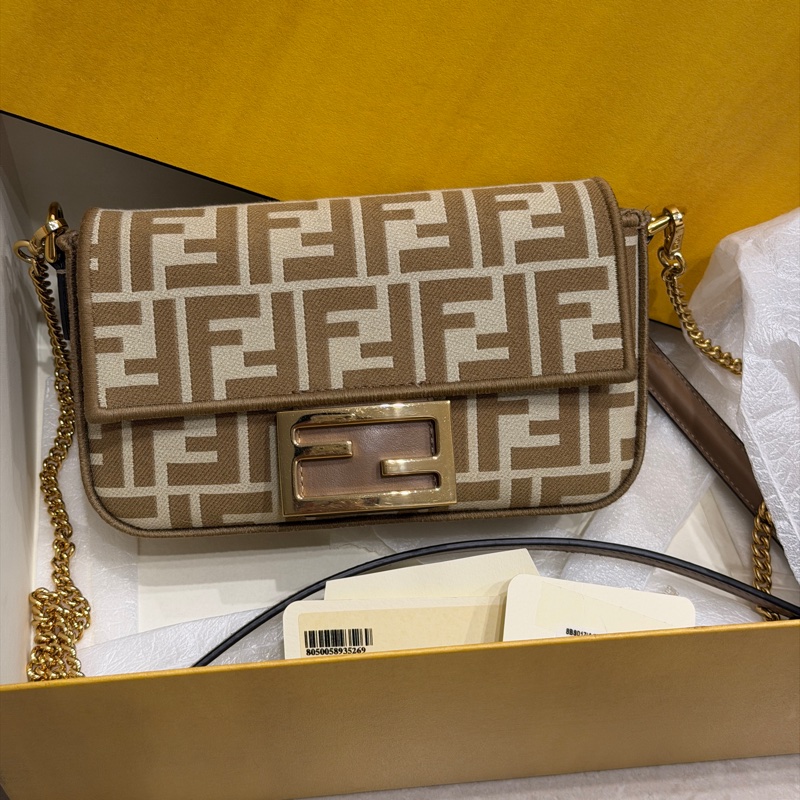 閒置99新全配❤️ Fendi #奶茶色 #法棍包 #Mini #baguette 金釦-8