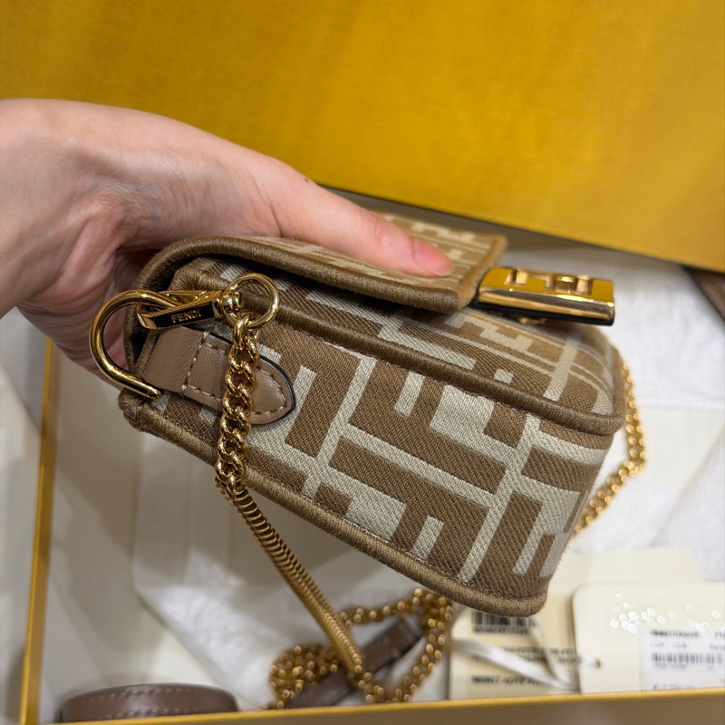 閒置99新全配❤️ Fendi #奶茶色 #法棍包 #Mini #baguette 金釦-14