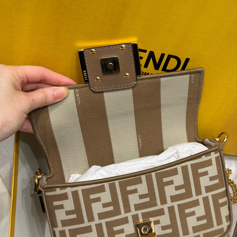 閒置99新全配❤️ Fendi #奶茶色 #法棍包 #Mini #baguette 金釦-19