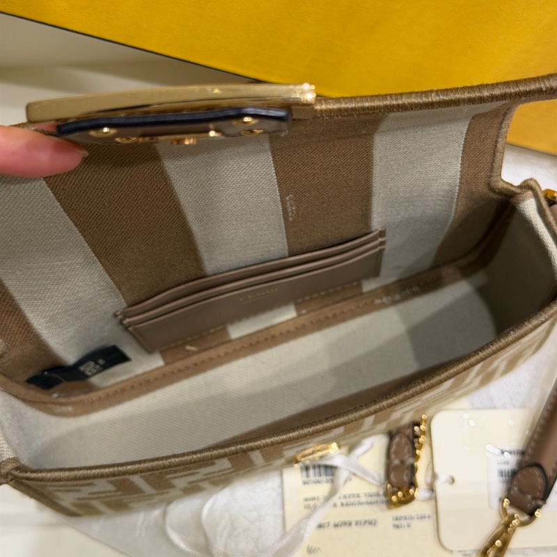 閒置99新全配❤️ Fendi #奶茶色 #法棍包 #Mini #baguette 金釦-21