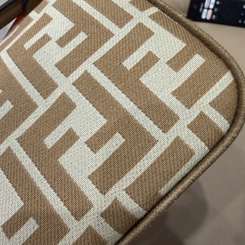全配❤️ Fendi #奶茶色 #法棍包 #Mini #baguette 金釦-28